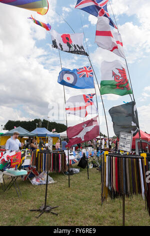 Bloquer la vente de drapeaux, bandanas et ménagers à la vapeur de Fairford Rally, Gloucestershire, Royaume-Uni Banque D'Images