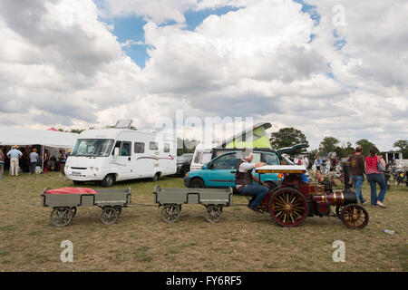 Jeune homme au volant de son moteur de traction réduite avec des remorques à la vapeur de Fairford Rally, Gloucestershire, Royaume-Uni Banque D'Images