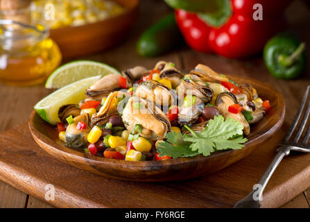 Une délicieuse salade de moules de style mexicain avec des haricots noirs, coriandre, piment rouge, piment jalapeno, et le maïs. Banque D'Images