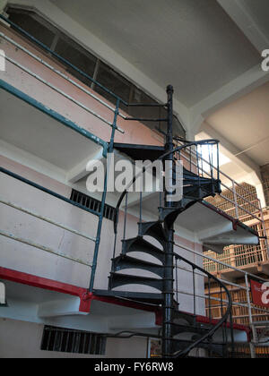 Escalier en spirale de métal dans la bibliothèque de la prison d'Alcatraz dans la baie de San Francisco. Banque D'Images