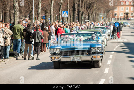 Défilé de voitures anciennes traditionnelles celebrates spring pour le premier mai à Norrkoping, Suède. Banque D'Images