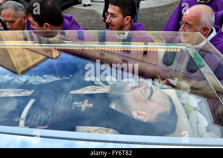 Italie Benevento - San Pio embrasse sa terre- San Pio à la Cathédrale où il a reçu l'ordination sacerdotale Banque D'Images