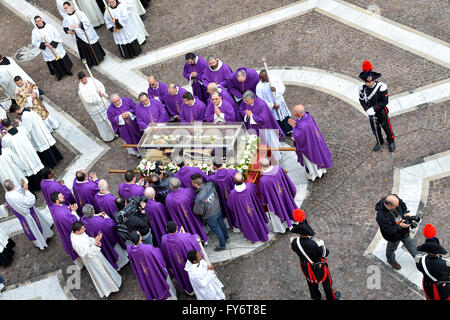 Italie Benevento - San Pio embrasse sa terre- San Pio à la Cathédrale où il a reçu l'ordination sacerdotale Banque D'Images