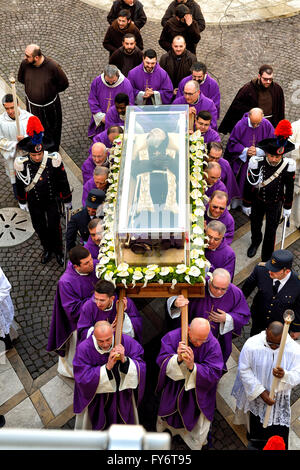 Italie Benevento - San Pio embrasse sa terre- San Pio à la Cathédrale où il a reçu l'ordination sacerdotale Banque D'Images