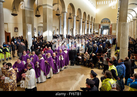 Italie Benevento - San Pio embrasse sa terre- San Pio à la Cathédrale où il a reçu l'ordination sacerdotale Banque D'Images