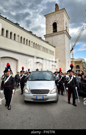 Italie Benevento - San Pio embrasse sa terre- San Pio à la Cathédrale où il a reçu l'ordination sacerdotale Banque D'Images