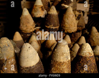 AJAXNETPHOTO. CHUIGNES, Somme, France. - Fer à repasser - RÉCOLTE UNE PARTIE DES CENTAINES DE TONNES DE MUNITIONS DE LA PREMIÈRE GUERRE MONDIALE MEURTRIÈRE RÉCUPÉRÉS DANS LES CHAMPS DES AGRICULTEURS EN FRANCE ET EN BELGIQUE CHAQUE ANNÉE. Sur la photo ; obus non explosés dans un hangar de ferme. photo:JONATHAN EASTLAND/AJAX REF:D111903 1026 Banque D'Images