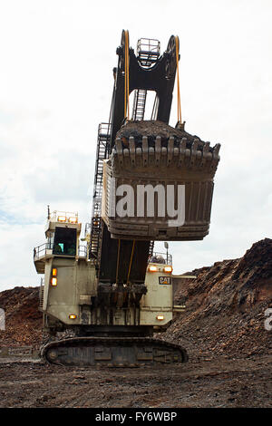 Power Shovel est une machine équipée de godet pour creuser et le chargement et la terre sur de grandes roches fragmentées de camions à benne mine Banque D'Images