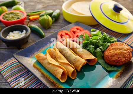 Flautas mexicaine tacos roulées avec de la salsa et le Mexique ingrédients alimentaires Banque D'Images