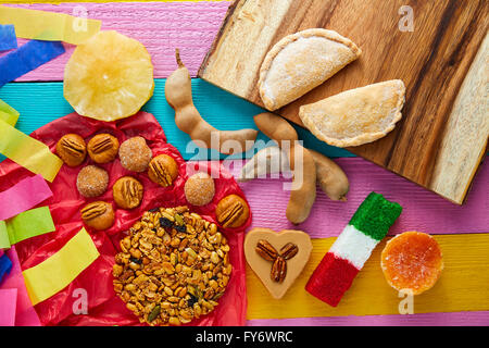 Les sucreries et les pâtisseries mexicaines cajeta tamarindo Palanqueta puerquito drapeau de coco Banque D'Images