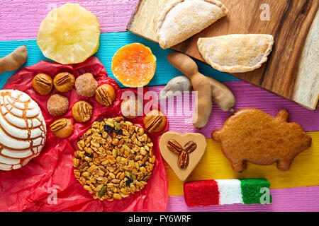 Les sucreries et les pâtisseries mexicaines cajeta tamarindo Palanqueta puerquito drapeau de coco Banque D'Images