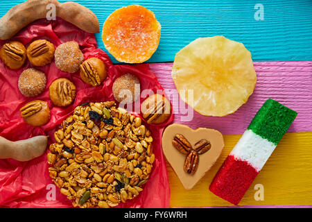 Les sucreries et les pâtisseries mexicaines cajeta tamarindo Palanqueta puerquito drapeau de coco Banque D'Images