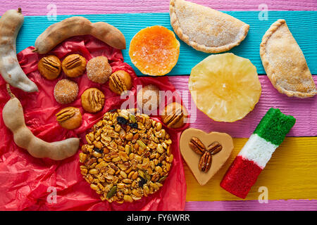 Les sucreries et les pâtisseries mexicaines cajeta tamarindo Palanqueta puerquito drapeau de coco Banque D'Images