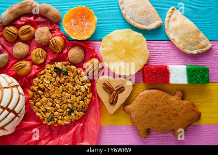 Les sucreries et les pâtisseries mexicaines cajeta tamarindo Palanqueta puerquito drapeau de coco Banque D'Images