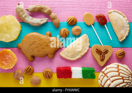 Les sucreries et les pâtisseries mexicaines cajeta tamarindo drapeau puerquito de coco Banque D'Images