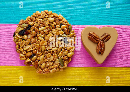 Bonbons bonbons mexicains Palanqueta avec arachides et noix de pécan avec coeur cajeta Banque D'Images