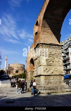 Vue verticale de l'Arc de Galère porte triomphale et rotonde avec post ajouté minaret loin. La ville de Salonique, en Grèce. Banque D'Images