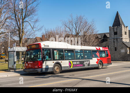 Ottawa, Canada - 15 Avril 2016 : OC Transpo 5X Vannier Bus à l'arrêt de bus. Banque D'Images