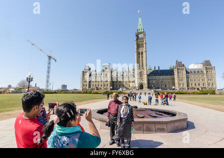 Ottawa, Canada - 15 Avril 2016 : les touristes posant devant le Parlement canadien. Banque D'Images