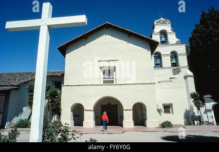 Cette église d'adobe est toujours en usage depuis 1812 et est l'élément principal de l'ancienne Mission San Juan Bautista qui a été fondée en 1797 par les missionnaires espagnols. Le nom de Saint-Jean-Baptiste, il était 15e dans la chaîne des 21 missions de Californie créé en haut et en bas l'état d'étendre le territoire de l'Espagne et de convertir les Amérindiens au christianisme. L'église a remplacé l'original qui a été ruinée par un tremblement de terre de la célèbre faille de San Andreas qui fonctionne dans la mission. Messe catholique a eu lieu tous les jours à la mission depuis sa fondation il y a plus de deux siècles. Banque D'Images