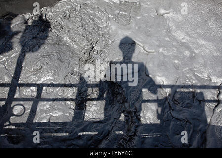 Ombre de l'homme contrôle de mousse de cuivre bassin de flottaison Banque D'Images