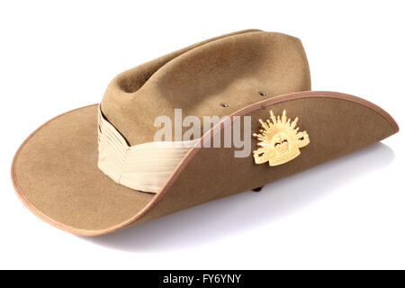 L'armée australienne slouch hat avec badge soleil levant isolé sur fond blanc Banque D'Images