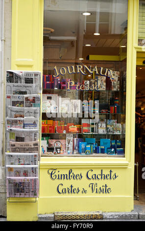 Fenêtre de papeterie avec des journaux en différentes langues afficher à côté de Saint-Germain des Prés, Paris, France Banque D'Images