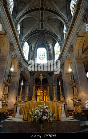 L'autel principal de l'église Saint-Sulpice à St Germain des Prés, Paris, France Banque D'Images