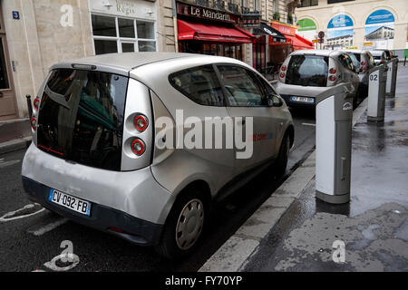 Autolib voitures dans la station de charge. Autolib est un service de partage de voiture électrique pour utilisation publique à Paris. France Banque D'Images