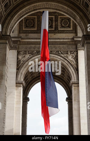 Drapeau national en vertu de l'Arc de Triomphe, Paris, France Banque D'Images