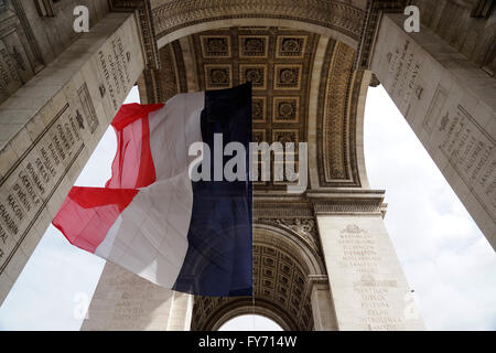 Drapeau national en vertu de l'Arc de Triomphe, Paris, France Banque D'Images