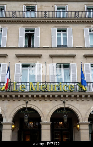 Hôtel Le Meurice avec drapeaux français et de l'Union européenne sur la rue Rivoli, Paris France Banque D'Images