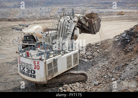 L'extraction du cuivre et de l'excavateur FQML grand grand routier, Zambie Banque D'Images