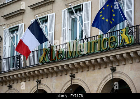 Hôtel Le Meurice avec drapeaux français et de l'Union européenne sur la rue Rivoli, Paris France Banque D'Images