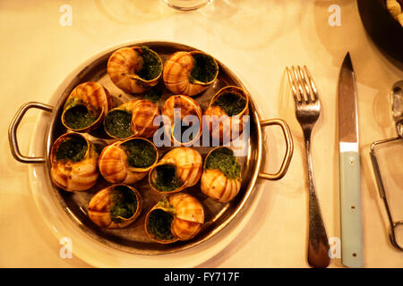 Escargots de Bourgogne servis dans l'Escargot Montorgueil restaurant dans les Halles, Paris, France Banque D'Images