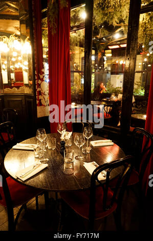 Vue de l'intérieur et de table de l'Escargot Montorgueil restaurant dans les Halles, Paris, France Banque D'Images