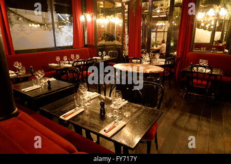 Vue de l'intérieur et de table de l'Escargot Montorgueil restaurant dans les Halles, Paris, France Banque D'Images