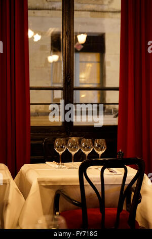 Vue de l'intérieur et de table de l'Escargot Montorgueil restaurant dans les Halles, Paris, France Banque D'Images