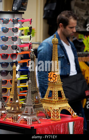 Tour Eiffel miniature métal pour vente comme souvenir, dans un magasin de souvenirs. Paris,France Banque D'Images