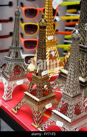 Tour Eiffel miniature métal pour vente comme souvenir, dans un magasin de souvenirs. Paris,France Banque D'Images