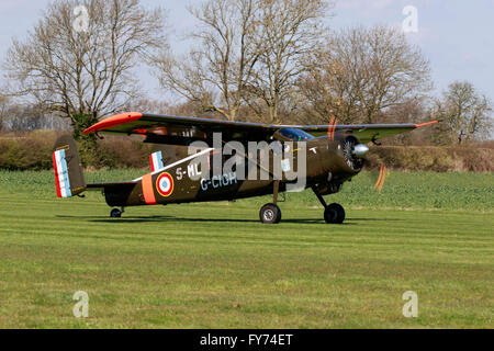 Avions Max Holste MH 151 M 5-ML G-CIGH Broussard le décollage à Breighton Airfield Banque D'Images