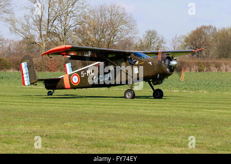 Avions Max Holste MH 151 M 5-ML G-CIGH Broussard le décollage à Breighton Airfield Banque D'Images