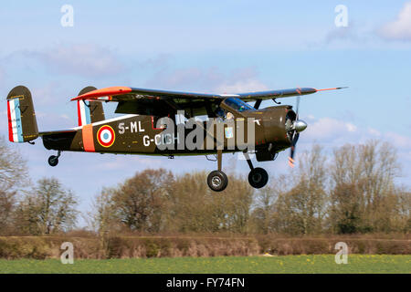 Avions Max Holste MH 151 M 5-ML G-CIGH Broussard atterrissage à Breighton Airfield Banque D'Images