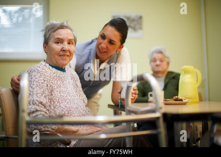 Femme, 79 ans, dans une maison de soins infirmiers, au petit déjeuner, avec l'appui d'une infirmière en gériatrie, Kralovske Porici, Bohemia, République Tchèque Banque D'Images