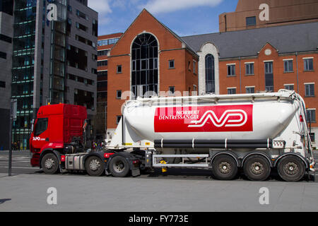 Le trafic des poids lourds sur 'The Strand' de l'autoroute principale, à travers l'avant de la ville de Liverpool, à côté des docks et des principales attractions touristiques, le Merseyside (Royaume-Uni) Banque D'Images