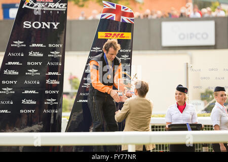 Nicolas Ivanoff reçoit le 3ème prix à l'Ascot Red Bull Air Race Banque D'Images