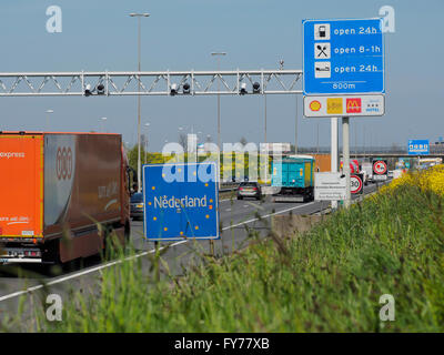 Traverser la frontière à Hazeldonk, des camions en route vers les Pays-Bas avec Nederland sign, 130 kmh vitesse limite signe. Banque D'Images