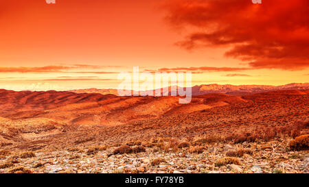 Paysage futuriste, belle rouge spectaculaire coucher de soleil sur le désert sauvage chaudes et sèches, les terres de désert incroyable Banque D'Images