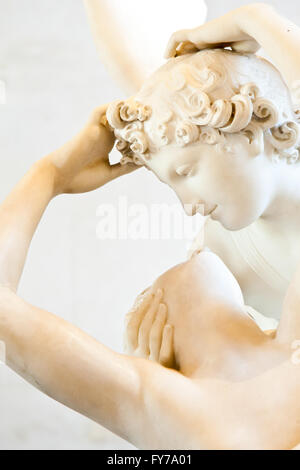 La statue de Antonio Canova Psyché ranimée par le baiser de Cupidon, première mise en service en 1787, est un exemple du dévouement de la lov néoclassique Banque D'Images