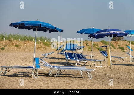 Chaises vides sous des parasols sur la plage Banque D'Images